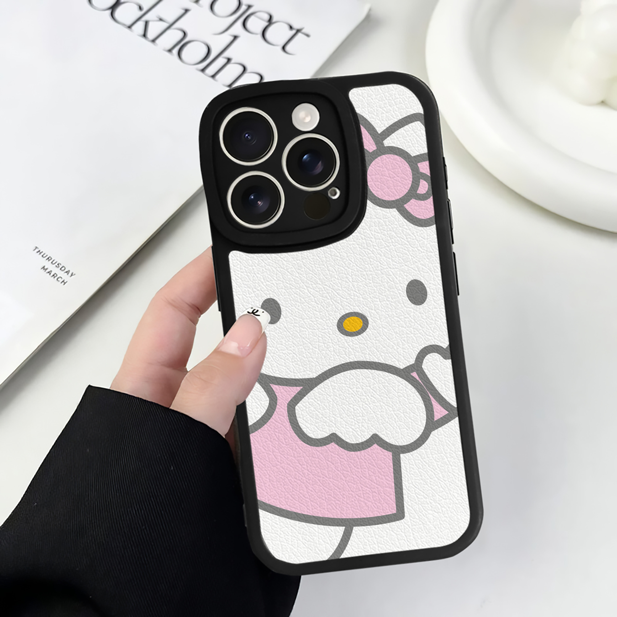（画像用） Hello Kitty ハローキティ 【iPhone 16シリーズ対応】シリコンスマホケース（レザー調） 材質：シリコン